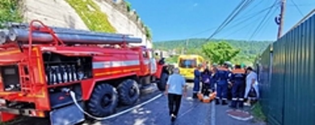 20 человек пострадали в результате столкновения туристического автобуса и грузовика в Сочи